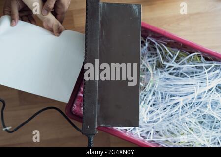 Aktenvernichter Draufsicht. Aktenvernichtung von Dokumenten aus Sicherheitsgründen. Stockfoto