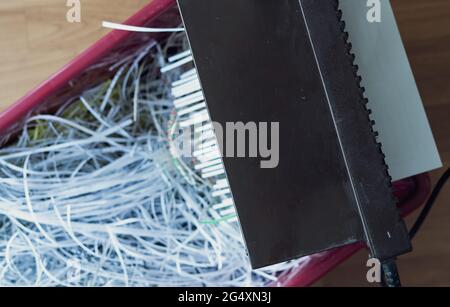 Aktenvernichter Draufsicht. Aktenvernichtung von Dokumenten aus Sicherheitsgründen. Stockfoto