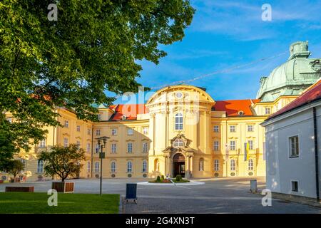 Österreich, Klosterneuburg, Fassade der Abtei an sonnigen Tagen Stockfoto