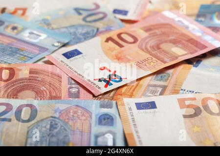 Zehn-Euro-Banknote mit der Nummer 9, die die Abwertung der Währung symbolisiert Stockfoto