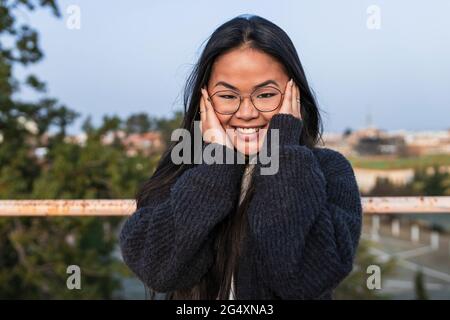 Junge Frau mit Brille Stockfoto
