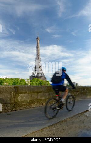 FRANKREICH, PARIS (75016), NEW YORK AVENUE, RADFAHREN MIT DEM EIFFELTURM IM HINTERGRUND Stockfoto