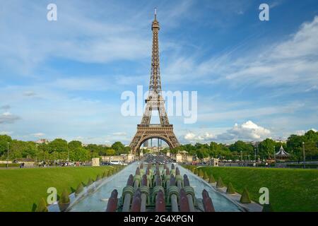 FRANKREICH, PARIS (75016), TROCADERO-BRUNNEN (BRUNNEN VON WARSCHAU) UND EIFFELTURM Stockfoto