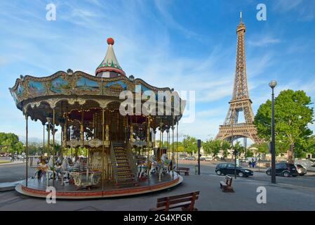 FRANKREICH, PARIS (75016), UNITED NATIONS AVENUE, KARUSSELL UND EIFFELTURM Stockfoto