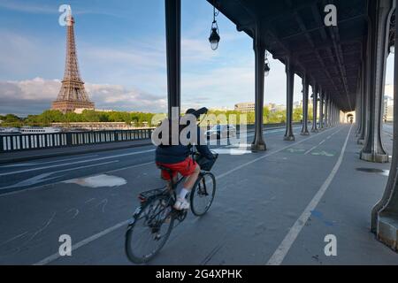 FRANKREICH, PARIS (75015), RADFAHRER AUF DER BIR-HAKEIM-BRÜCKE Stockfoto