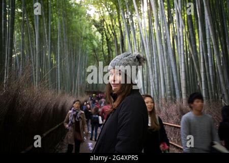 Menschen, die durch den Bambuswald in Arashiyama, Kyoto, Japan, wandern. Stockfoto