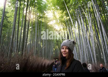 Menschen, die durch den Bambuswald in Arashiyama, Kyoto, Japan, wandern. Stockfoto