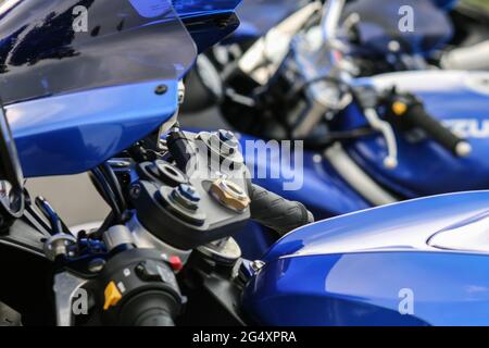 Details eines blauen Motorrads mit verschwommenem Hintergrund Stockfoto