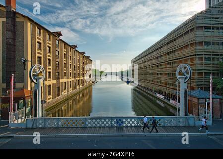 FRANKREICH, PARIS (75019), BRÜCKE DER KRIMSTRASSE ZWISCHEN DEM CANAL DE L'OURCQ UND DEM BECKEN VON LA VILLETTE, LINKS DAS STUDENTENWOHNHEIM QUAI Stockfoto