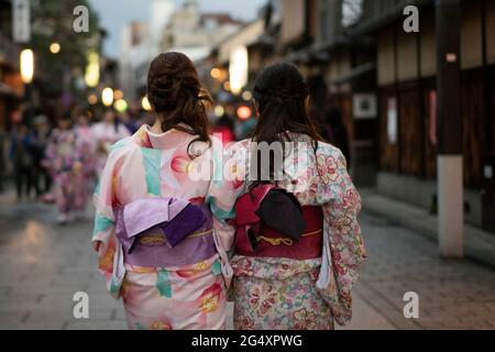 Zwei Frauen tragen Kimonos in Kyoto, Japan Stockfoto