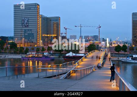 FRANKREICH, PARIS (75013), SIMONE-DE-BEAUVOIR-FUSSGÄNGERBRÜCKE (ARCHITEKT: DIETMAR FEICHTINGER) UND BIBLIOTHEQUE NATIONALE DE FRANCE (BNF - FRANZÖSISCHE NATIONALE LIBR Stockfoto