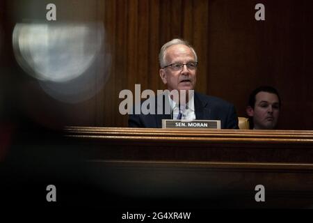 Senator Jerry Moran, ein Republikaner aus Kansas und rangiges Mitglied des Senate Appropriations Subcommittee on Commerce, Justice and Science, spricht am Mittwoch, den 23. Juni 2021, während einer Anhörung in Washington, DC, USA. Unternehmen und Organisationen, die Opfer von Angriffen auf die Software sind, sollten Hacker nicht dafür bezahlen, ihre Daten freizuschalten, und sollten sich schnell an die Strafverfolgungsbehörden wenden, sagte FBI-Direktor Wray diesen Monat. Foto von Stefani Reynolds/Pool/ABACAPRESS.COM Stockfoto