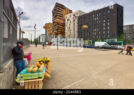 FRANKREICH, PARIS (75013), ZAC PARIS RIVE GAUCHE, PLACE FARHAT HACHED, VERKAUF OBSTGESCHÄFT Stockfoto