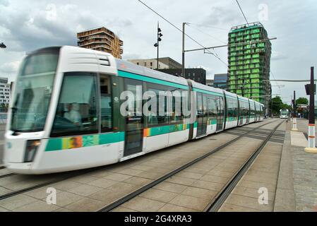 FRANKREICH, PARIS (75013), ZAC PARIS RIVE GAUCHE, BOULEVARD DU GENERAL D'ARMEE JEAN SIMON, STRASSENBAHNHALTESTELLE AVENUE DE FRANCE Stockfoto