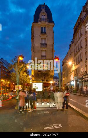 FRANKREICH, PARIS (75011), AVENUE PARMENTIER, AUSGANG DER METROSTATION PARMENTIER BEI NACHT Stockfoto