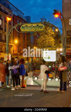 FRANKREICH, PARIS (75011), AVENUE PARMENTIER, AUSGANG DER METROSTATION PARMENTIER BEI NACHT Stockfoto