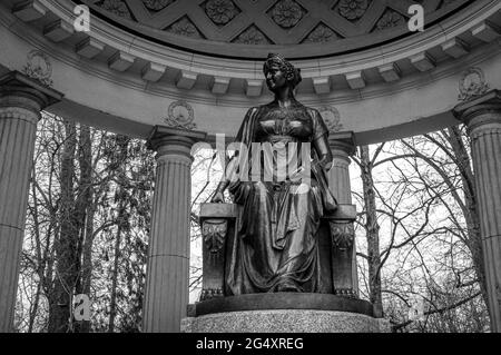 Maria Feodorovna (Dagmar von Dänemark) Denkmal in der Stadt Pavlovsk, Russland. Carlo Rossi, 1816. Nahaufnahme. Schwarz und Weiß. Stockfoto