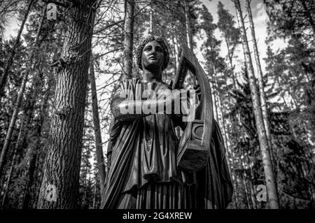 Denkmal der Muse Erato, die eine Kithara spielt. Pawlowsk, Russland. Fjodor Gordejew, 1787. Schwarz und Weiß. Stockfoto