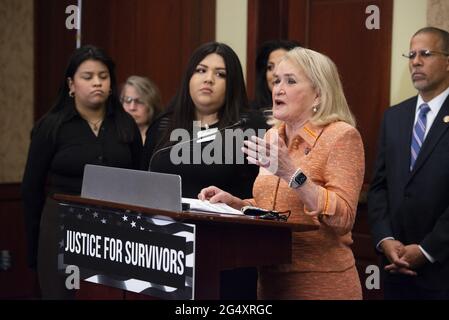 Vanessa GuillénâÂ € Â™Schwestern Lupe, links, und Mayra, Mitte, hören zu, während die US-Vertreterin Sylvia Garcia (Demokratin von Texas) während einer Pressekonferenz zur Einführung des Vanessa Guillén Military Justice Improvement and Moraging Prevention Act, am Mittwoch, 23. Juni 2021. Foto von Rod Lampey/CNP/ABACAPRESS.COM Stockfoto