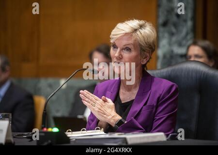 Jennifer Granholm, Sekretärin des US-Energieministeriums, erscheint vor einer Anhörung des Senatsausschusses für die Mittelzuweisung - Unterausschuss für Energie und Wasserentwicklung, um die vorgeschlagenen Haushaltsschätzungen und die Rechtfertigung für das Haushaltsjahr 2022 für das Energieministerium zu prüfen, einschließlich der Nationalen Agentur für nukleare Sicherheit, Im Dirksen Senate Office Building in Washington, DC, USA, Mittwoch, 23. Juni, 2021. Foto von Rod Lampey/CNP/ABACAPRESS.COM Stockfoto