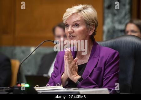 Jennifer Granholm, Sekretärin des US-Energieministeriums, erscheint vor einer Anhörung des Senatsausschusses für die Mittelzuweisung - Unterausschuss für Energie und Wasserentwicklung, um die vorgeschlagenen Haushaltsschätzungen und die Rechtfertigung für das Haushaltsjahr 2022 für das Energieministerium zu prüfen, einschließlich der Nationalen Agentur für nukleare Sicherheit, Im Dirksen Senate Office Building in Washington, DC, USA, Mittwoch, 23. Juni, 2021. Foto von Rod Lampey/CNP/ABACAPRESS.COM Stockfoto