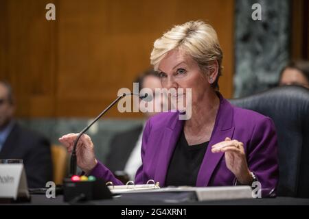 Jennifer Granholm, Sekretärin des US-Energieministeriums, erscheint vor einer Anhörung des Senatsausschusses für die Mittelzuweisung - Unterausschuss für Energie und Wasserentwicklung, um die vorgeschlagenen Haushaltsschätzungen und die Rechtfertigung für das Haushaltsjahr 2022 für das Energieministerium zu prüfen, einschließlich der Nationalen Agentur für nukleare Sicherheit, Im Dirksen Senate Office Building in Washington, DC, USA, Mittwoch, 23. Juni, 2021. Foto von Rod Lampey/CNP/ABACAPRESS.COM Stockfoto