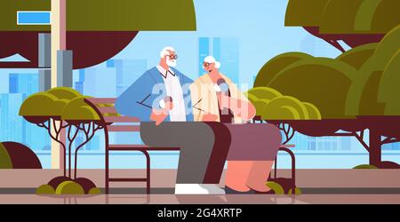 Seniorenpaar sitzt auf der Bank und isst Eis glückliche Großeltern verbringen Zeit zusammen im Park Stock Vektor
