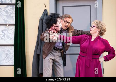 Mirko Brankatschk, Gabriele Rothmann,Generalprobe des Deutsch-Sorbischen Volkstheaters Bautzen zu 'Sherlock Holmes - die Beatles Bänder' im Hof der Ba Stockfoto