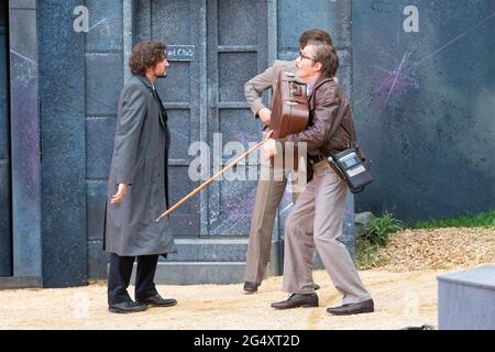 Richard Koppermann, Mirko Brankatschk, Generalprobe des Deutsch-Sorbischen Volkstheaters Bautzen zu 'Sherlock Holmes - die Beatles Bänder' im Hof der Stockfoto