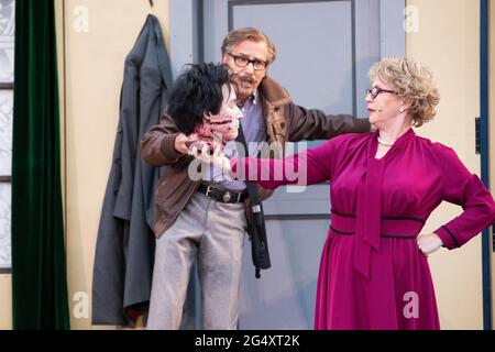 Mirko Brankatschk, Gabriele Rothmann,Generalprobe des Deutsch-Sorbischen Volkstheaters Bautzen zu 'Sherlock Holmes - die Beatles Bänder' im Hof der Ba Stockfoto