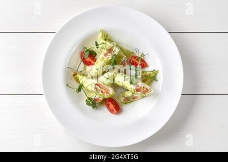 Spinatcrepes mit gesalzenem Lachs und Frischkäse Stockfoto