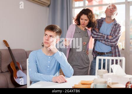 Teenager, der den vertagenden Eltern zuhört Stockfoto