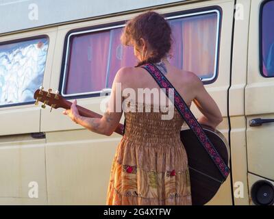 Valentina Romano alias Wakonda Sängerin Reisende Nomade in Italien, Euorpe. Leben auf der Straße. Stockfoto