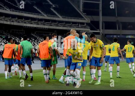 Rio De Janeiro, Brasilien. Juni 2021. Brasiliens Spieler feiern den Sieg nach einem Spiel der Gruppe B zwischen Brasilien und Kolumbien beim American Cup 2021 in Rio de Janeiro, Brasilien, am 23. Juni 2021. Quelle: Rahel Patrasso/Xinhua/Alamy Live News Stockfoto