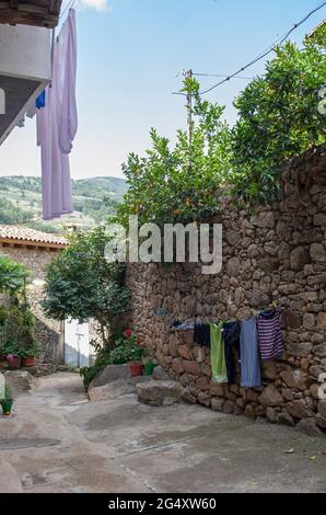 Acebo, schöne kleine Stadt in Sierra de Gata, Caceres, Extremadura, Spanien. Kleidung zum Trocknen aufhängen Stockfoto