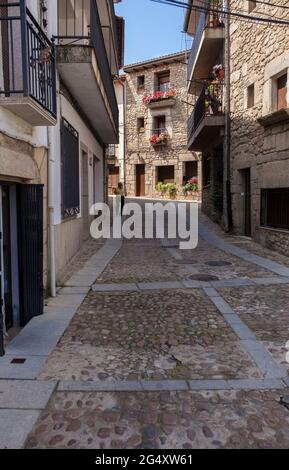 Acebo, schöne kleine Stadt in Sierra de Gata, Caceres, Extremadura, Spanien. Älterer Mann, der die Straße entlang geht Stockfoto