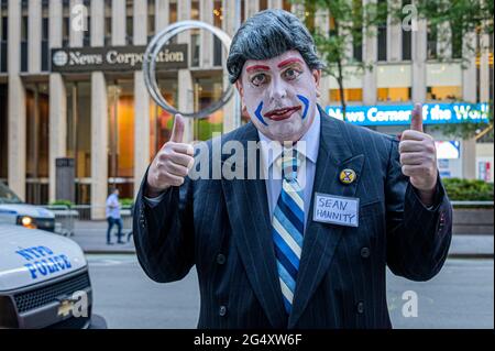 USA. Juni 2021. Eine Gruppe von Aktivisten, die als Clowns verkleidet waren, veranstaltete am 23. Juni 2021 vor dem Fox News Headquarter in Manhattan einen Straßenprotest. Ihrer Meinung nach hat Fox News unsere Demokratie wie einen Zirkus behandelt, weshalb sie beschlossen, den Zirkus vor ihre Haustür zu bringen. (Foto von Erik McGregor/Sipa USA) Quelle: SIPA USA/Alamy Live News Stockfoto