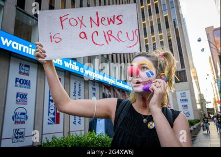 USA. Juni 2021. Eine Gruppe von Aktivisten, die als Clowns verkleidet waren, veranstaltete am 23. Juni 2021 vor dem Fox News Headquarter in Manhattan einen Straßenprotest. Ihrer Meinung nach hat Fox News unsere Demokratie wie einen Zirkus behandelt, weshalb sie beschlossen, den Zirkus vor ihre Haustür zu bringen. (Foto von Erik McGregor/Sipa USA) Quelle: SIPA USA/Alamy Live News Stockfoto