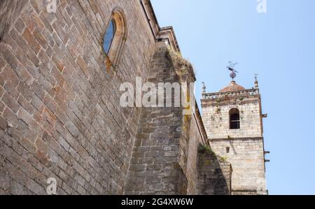 Acebo, schöne kleine Stadt in Sierra de Gata, Caceres, Extremadura, Spanien. Pfarrkirche von Nuestra Senora de los Angeles Stockfoto