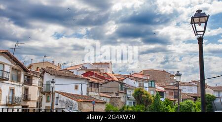 Acebo, schöne kleine Stadt in Sierra de Gata, Caceres, Extremadura, Spanien. Panoramablick auf Weiler Stockfoto