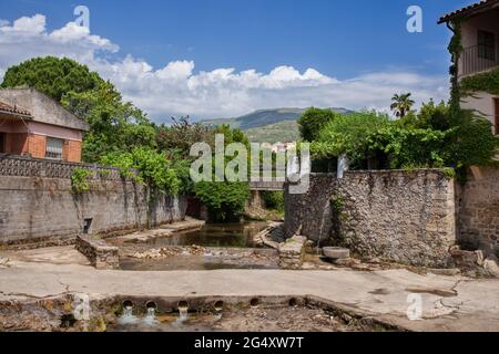 Acebo, schöne kleine Stadt in Sierra de Gata, Caceres, Extremadura, Spanien. Der Lagina-Bach läuft herunter Stockfoto