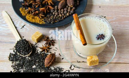 Traditionelle indische oder asiatische Getränke Masala Tee mit Gewürzen und Zucker in Glas Tasse. Stockfoto