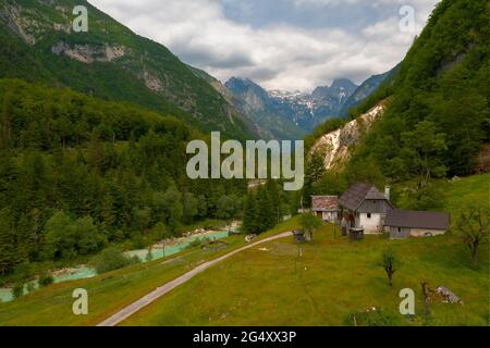 Traditionelles Haus im Soca-Tal Slowenien. Herrlicher Blick über das Soca-Tal im Triglav-Nationalpark Slowenien. Stockfoto