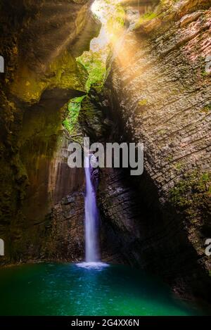 Herrlicher Blick über den kozjak Wasserfall im Triglav Nationalpark Slowenien. Slowenischer Name ist Slap Kozjak. Dies ist eine einzigartige fällt, was in einer Höhle ne ist Stockfoto