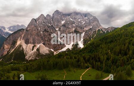 Erstaunliches Panoramafoto über den Nationalpark Triglav am höchsten Punkt Sloweniens. Dies ist auf den Julischen alpen Berg. Farbenfrohe Landschaft mit hoher Qualität Stockfoto