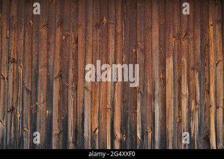 Holzdiele Hintergrund.Holzstruktur.Holzoberfläche braun. Rustikale Holzgrunge-Struktur. Gestreiftes Holzbrett. Dunkler schäbiger Bretthintergrund Stockfoto