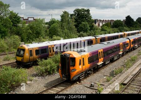 West Midlands Railway der Klassen 172 und 196 fährt in Tyseley, Birmingham, West Midlands, England, Großbritannien Stockfoto