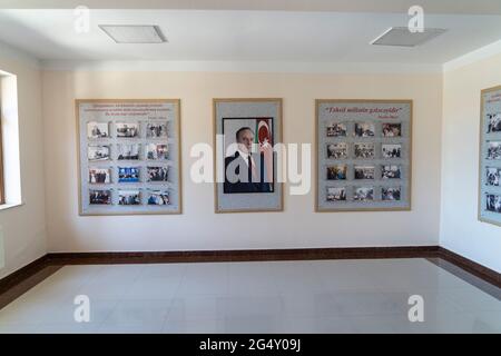 Großes Bild von Heydar Aliyev in der Eingangshalle einer Schule am Stadtrand von Baku, Aserbaidschan. 15.06.21 Stockfoto