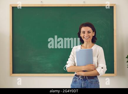 Lehrer an der Tafel unterrichtet Schüler im Klassenzimmer in der Schule Stockfoto