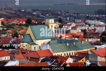 Kleine Stadt in der Slowakei - Svaty Jur bei Nacht Stockfoto